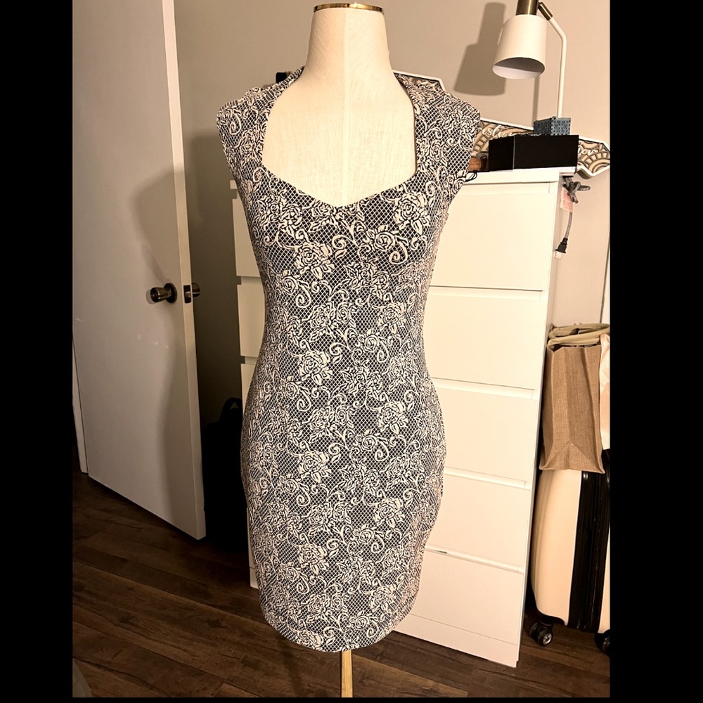 Gorgeous and flattering black and cream F21 dress.